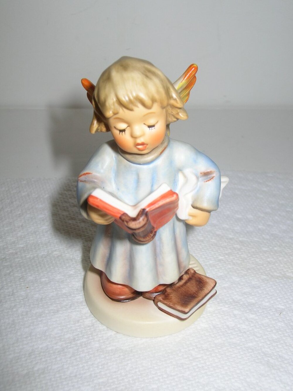 Hummel Figurine  "Seraphim Soprano"  Hum 2096/R TMK8 Angel Singing MINT 4" Tall